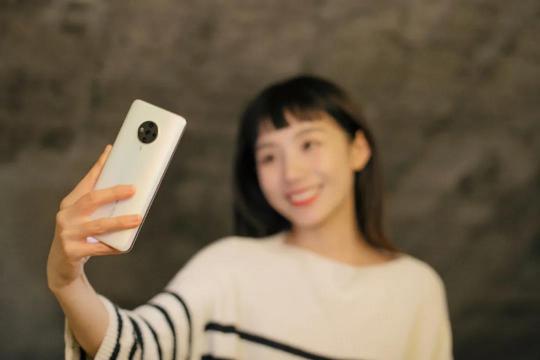 「 又 黑 又 糊 」，晚 上 自 拍 太！難！了！