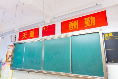 三雄極光助力學校復(fù)學 守住教室健康照明這一關(guān)