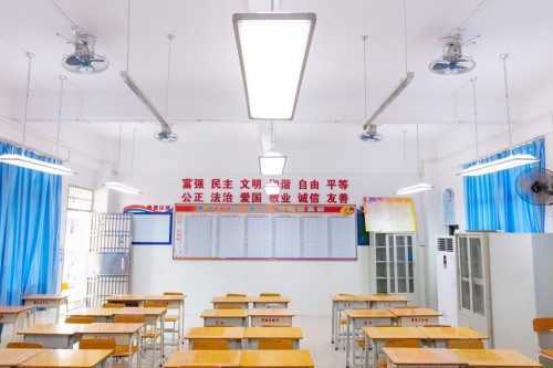 三雄極光助力學校復(fù)學 守住教室健康照明這一關(guān)