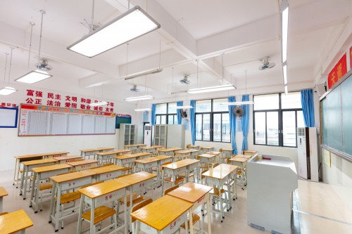 三雄極光助力學校復(fù)學 守住教室健康照明這一關(guān)