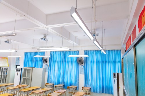 三雄極光助力學校復(fù)學 守住教室健康照明這一關(guān)