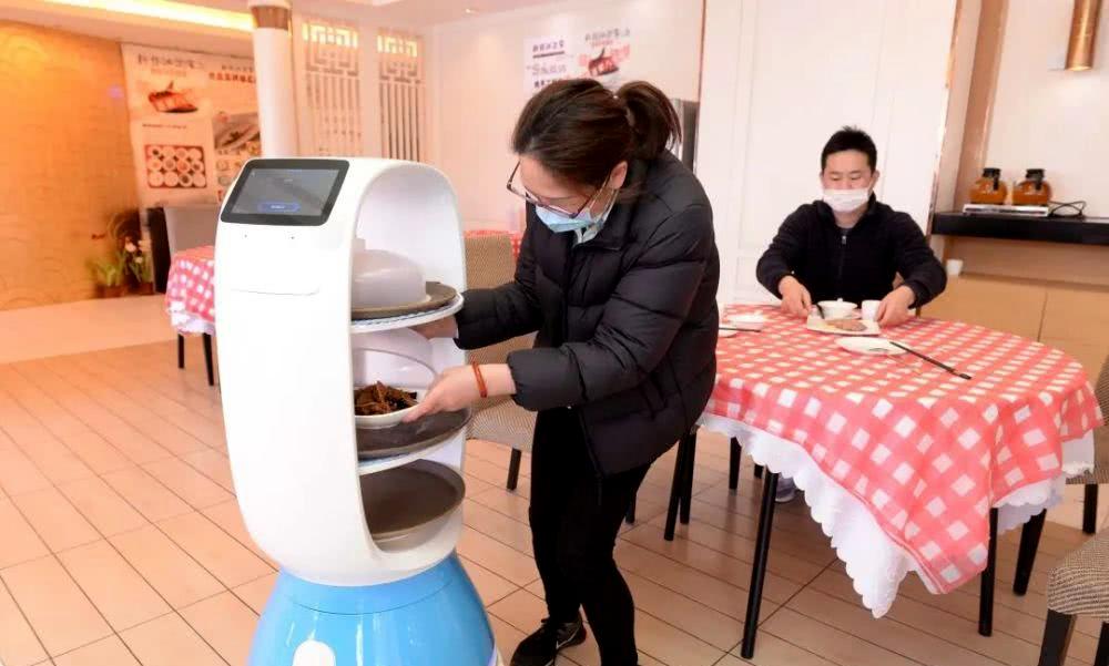 送餐機器人積極解決餐飲行業(yè)復工后面臨的用工難題