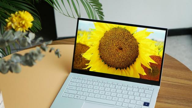 夏日清爽搭配，三星Galaxy Book Ion月光銀是首選
