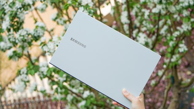 夏日清爽搭配，三星Galaxy Book Ion月光銀是首選