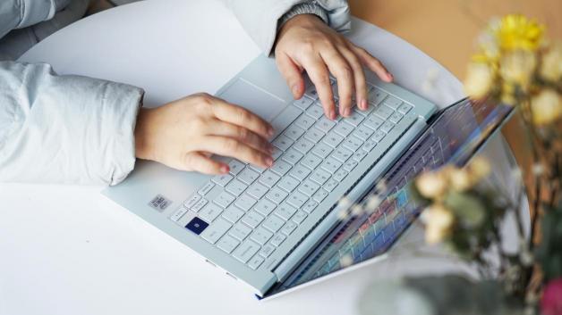 夏日清爽搭配，三星Galaxy Book Ion月光銀是首選