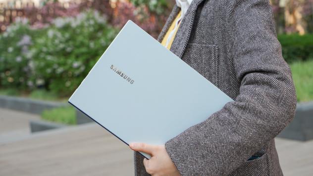 夏日清爽搭配，三星Galaxy Book Ion月光銀是首選