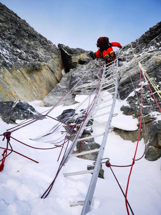 5月27日，2020珠峰高程測量登山隊正在向珠峰峰頂挺進。新華社特約記者 扎西次仁 攝