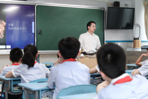 戴森通過上海市教委向六所中小學(xué)捐贈空氣凈化風(fēng)扇，為學(xué)生返校保駕護航