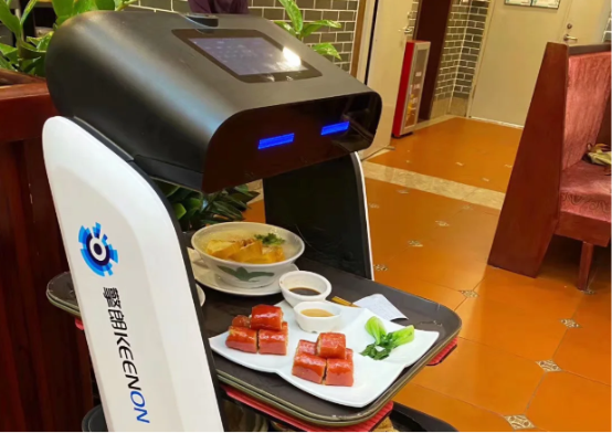 機器人服務員送餐忙 美味依舊安全不減