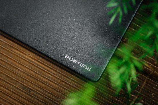 萬元工藝水準的 dynabook，不止輕薄，還很耐打