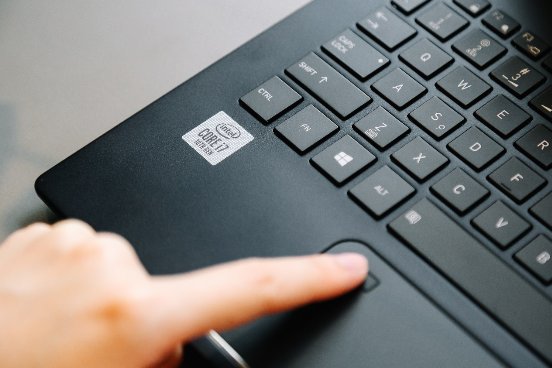 萬元工藝水準的 dynabook，不止輕薄，還很耐打