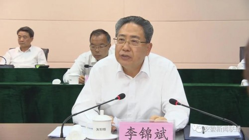 新基建背景下的AI+教育，蚌埠模式或?qū)⒊蔀槿珖鴺影?/></p><p>而這其中代表之作正是蚌埠市聯(lián)合科大訊飛打造的智慧學(xué)校建設(shè)項目。蚌埠市智慧學(xué)校建設(shè)項目是根據(jù)教育部《教育信息化 2.0 行動計劃》和《安徽省智慧學(xué)校建設(shè)總體規(guī)劃(2018—2022 年)》的部署要求，主要包含智慧學(xué)校達(dá)標(biāo)工程和因材施教提升工程，根本目的在于通過充分運用新技術(shù)、新機(jī)制、新模式，創(chuàng)新教育服務(wù)供給方式等智慧化的手段，降低教學(xué)與學(xué)習(xí)負(fù)擔(dān)，提升教育教學(xué)質(zhì)量。</p><p>此次，面對突然起來的疫情爆發(fā)，蚌埠市正是依托科大訊飛提供技術(shù)支撐的智慧教育項目，實現(xiàn)“停課不停學(xué)”，為全市中小學(xué)生提供了優(yōu)質(zhì)的在線教學(xué)服務(wù)。據(jù)了解，截至5月底，全市已有500所學(xué)校完成智慧課堂建設(shè)并投入使用。全市共開發(fā)錄制了125個課時的線上優(yōu)質(zhì)課程資源，這項工作在安徽省處于前列。</p><p>同時，學(xué)校還基于大數(shù)據(jù)精準(zhǔn)分析與反饋系統(tǒng)的應(yīng)用，實現(xiàn)線上線下教學(xué)的高效銜接，日常作業(yè)的個性化布置與智能批改。系統(tǒng)提供豐富的試題資源，尤其針對英語學(xué)科，提供專屬的“聽說專練”，這為農(nóng)村學(xué)校的孩子創(chuàng)設(shè)了標(biāo)準(zhǔn)的語言環(huán)境，幫助他們在家就能實現(xiàn)口語發(fā)音練習(xí)，推進(jìn)區(qū)域教育的均衡發(fā)展。</p><p align=