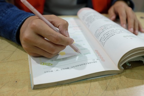 三雄極光：教室里的“假”燈光，該嚴(yán)打了！