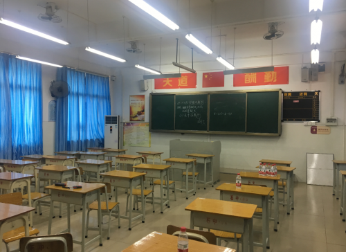 三雄極光：教室里的“假”燈光，該嚴(yán)打了！