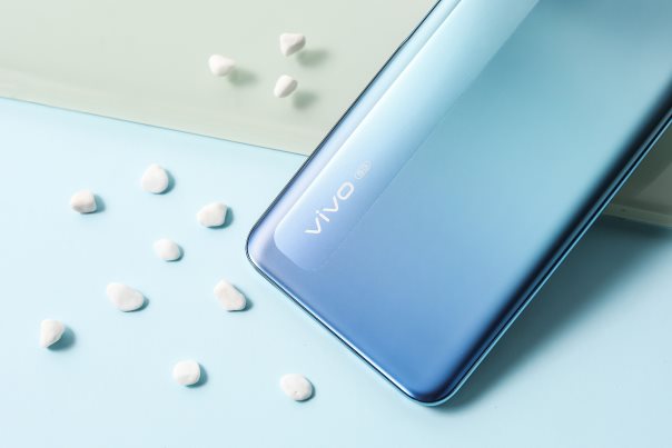 vivo Y70s迎來冷萃銀新配色，7月28日正式上市