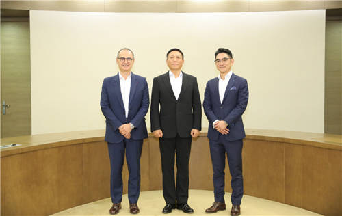 扶云直上，共執(zhí)牛耳丨神州數(shù)碼攜手IBM與紅帽推進企業(yè)混合云轉(zhuǎn)型進程