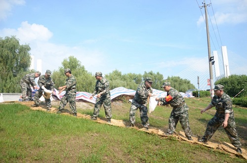 兵民攜手 蘇寧物流30名火箭哥組團(tuán)參與防汛巡堤