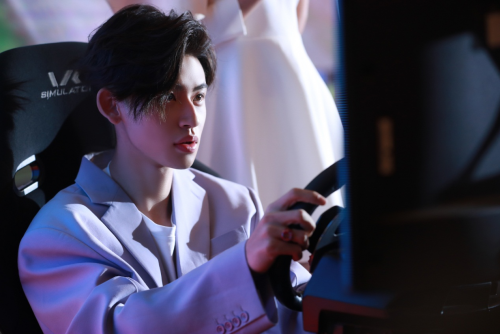 暑期綜藝唯新不破，易車(chē)《新手駕到》點(diǎn)映會(huì)創(chuàng)湖南衛(wèi)視官微“拉流”直播新紀(jì)錄