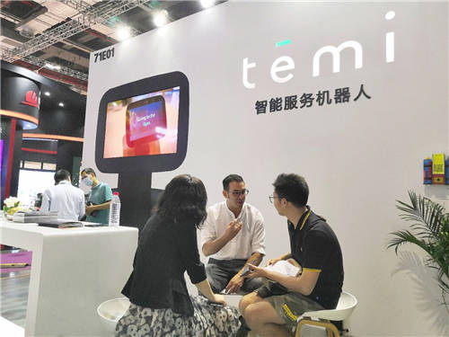 temi機(jī)器人亮相國家會展中心 加速智慧酒店產(chǎn)業(yè)探索