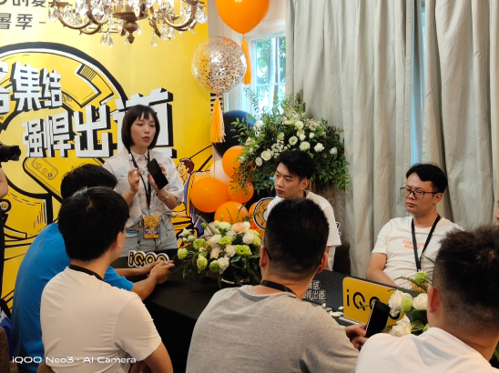 在iQOO電競(jìng)夏令營(yíng)，KPL職業(yè)選手面對(duì)面帶你上王者