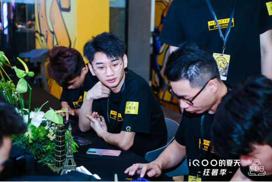 在iQOO電競(jìng)夏令營(yíng)，KPL職業(yè)選手面對(duì)面帶你上王者