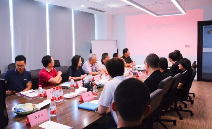 電子科大校領導及黨委領導蒞臨云軸科技，雙方聯(lián)合舉行藏品捐贈儀式