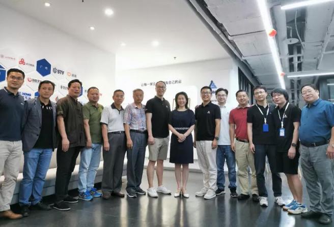 電子科大校領導及黨委領導蒞臨云軸科技，雙方聯(lián)合舉行藏品捐贈儀式