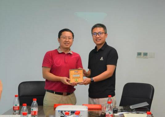 電子科大校領導及黨委領導蒞臨云軸科技，雙方聯(lián)合舉行藏品捐贈儀式
