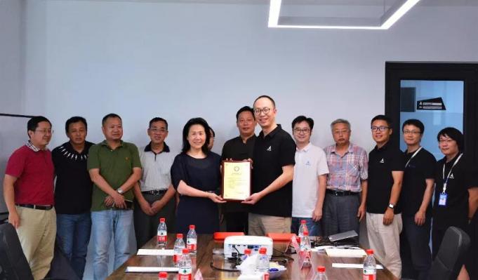 電子科大校領導及黨委領導蒞臨云軸科技，雙方聯(lián)合舉行藏品捐贈儀式