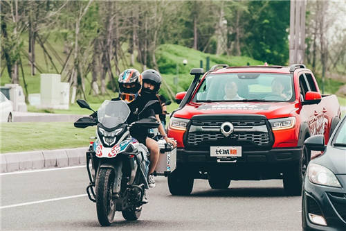 長城炮護航巡游 玩轉(zhuǎn)機車文化