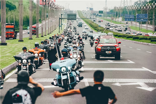 再次破圈營(yíng)銷(xiāo)，長(zhǎng)城炮助力蓉城機(jī)車(chē)巡游
