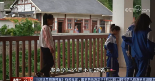 央視關(guān)注海嘎小學(xué)抖音演唱會(huì)，白巖松：山村“樂隊(duì)的夏天”讓人感動(dòng)