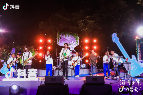 央視關(guān)注海嘎小學(xué)抖音演唱會(huì)，白巖松：山村“樂隊(duì)的夏天”讓人感動(dòng)