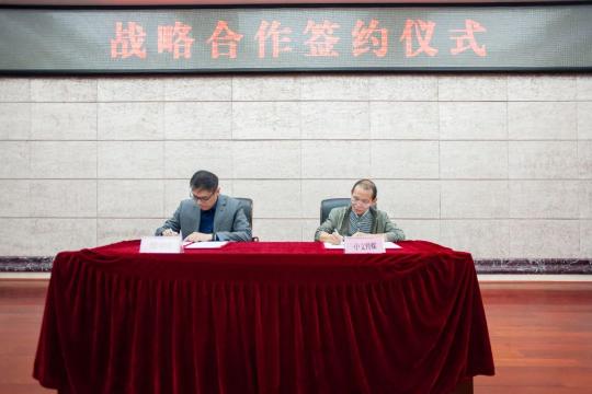 高共識、強(qiáng)聯(lián)手，易快報走進(jìn)「中文傳媒」，雙方達(dá)成長期戰(zhàn)略合作