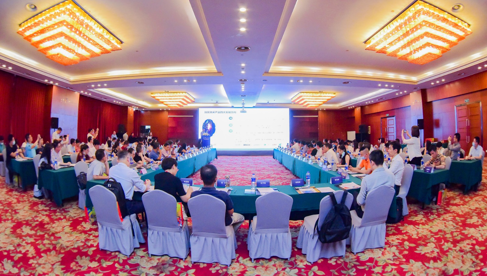5、2020長三角-珠三角（半導(dǎo)體）集成電路企業(yè)創(chuàng)新技術(shù)與渠道資源對接峰會會議現(xiàn)場.jpg