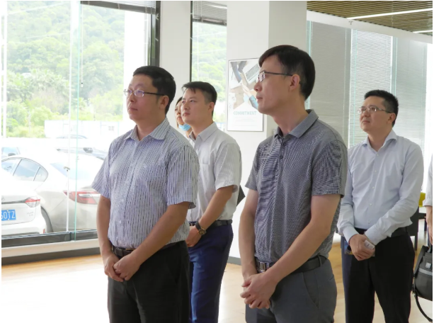 上海張江集團(tuán)黨委書記、董事長(zhǎng)袁濤與張江鎮(zhèn)黨委副書記、鎮(zhèn)長(zhǎng)王慶率團(tuán)到西人馬泉州公司進(jìn)行考察
