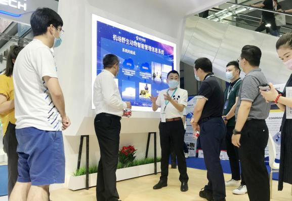 科技創(chuàng)新賦能平安機(jī)場 賽為智能亮相2020全國民航安?？萍颊?/></p><p>在展位現(xiàn)場，賽為智能推出的機(jī)場野生動物智能管理系統(tǒng)，精準(zhǔn)切中用戶需求痛點(diǎn)，吸引眾多機(jī)場客戶前來咨詢了解?，F(xiàn)場的工作人員介紹，機(jī)場野生動物智能管理信息系統(tǒng)，主要是為了高效解決機(jī)場野生動物及鳥禽監(jiān)測和防范難題、保障機(jī)場安全，通過科技手段預(yù)警，并防范鳥擊風(fēng)險(xiǎn)。</p><p align=