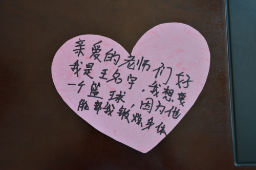 這個內(nèi)蒙7歲女孩的新學期心愿，是擁有一個書包