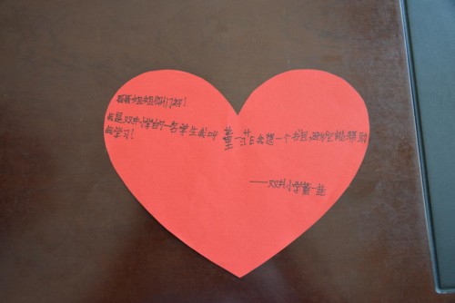 這個內(nèi)蒙7歲女孩的新學期心愿，是擁有一個書包