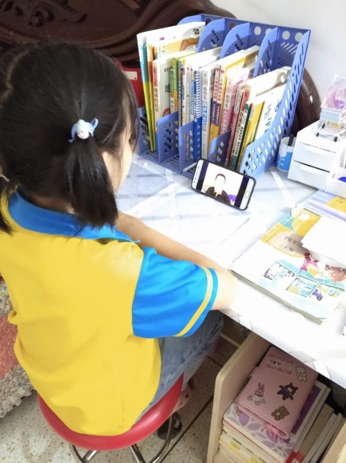 這個內(nèi)蒙7歲女孩的新學期心愿，是擁有一個書包