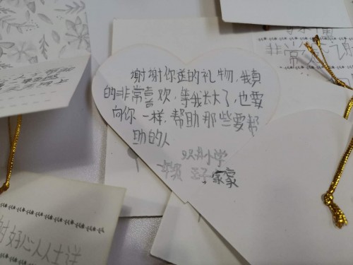 這個內(nèi)蒙7歲女孩的新學期心愿，是擁有一個書包