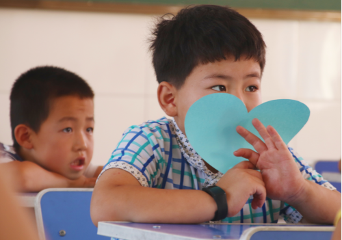 這個內(nèi)蒙7歲女孩的新學期心愿，是擁有一個書包