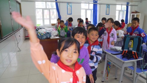 這個內(nèi)蒙7歲女孩的新學期心愿，是擁有一個書包