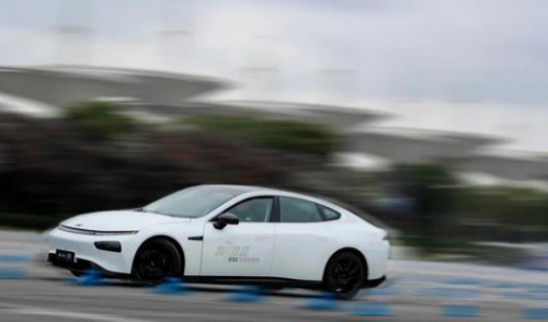 小鵬P7行不行？小鵬汽車靠譜嗎？比一比就知道了！