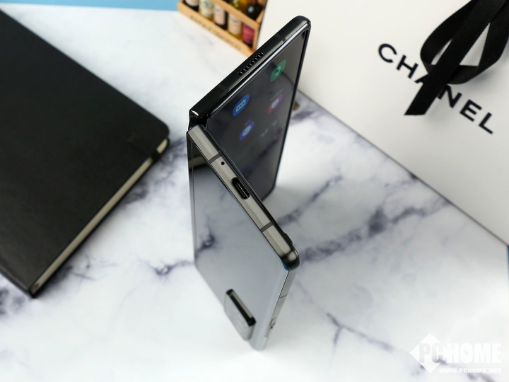 開創(chuàng)折疊屏新紀(jì)元 三星Galaxy Z Fold2 5G上手評(píng)測(cè)