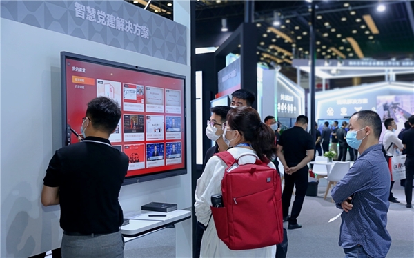 MAXHUB亮相北京InfoComm展：V5至臻版首展，創(chuàng)新方案引領(lǐng)新方向