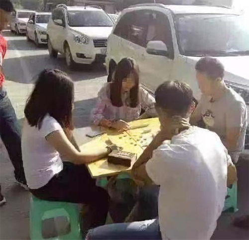 爆堵路段下車玩健身環(huán)減壓，網(wǎng)友表示國慶堵車有救了