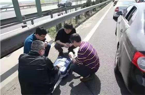 爆堵路段下車玩健身環(huán)減壓，網(wǎng)友表示國慶堵車有救了