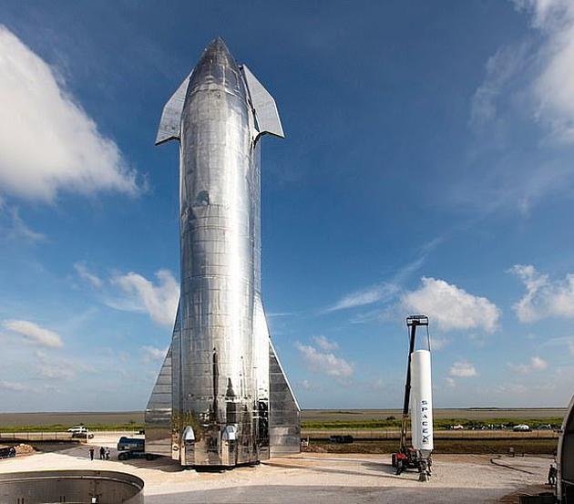 伊隆·馬斯克還指出，SpaceX的可重復(fù)使用“星艦”火箭將是把他的計(jì)劃變成現(xiàn)實(shí)的關(guān)鍵。他認(rèn)為，人類(lèi)可以在兩年內(nèi)乘坐火箭飛行