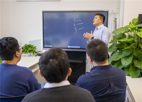 自由發(fā)揮方向：新華社智能化編輯部如何開(kāi)會(huì)？這項(xiàng)黑科技貫穿全程